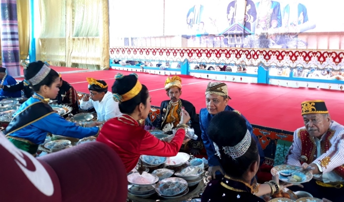 Peka Kande-kandea pada Festival Keraton Masyarakat Adat Asean VI. (Foto: Aisyah Welina/SULTRAKINI.COM)