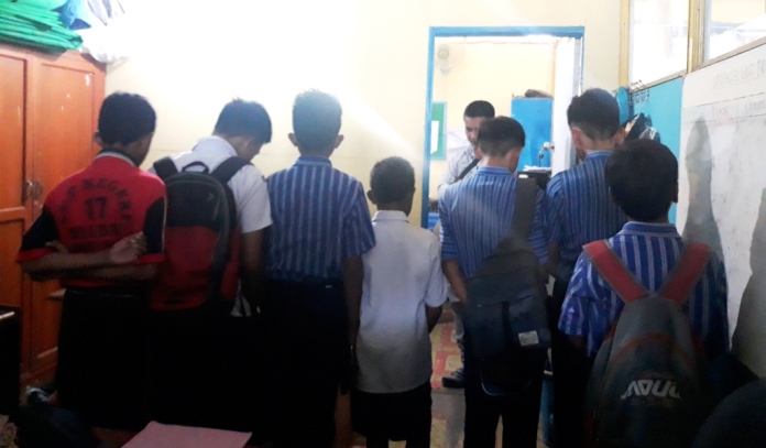 Siswa SMP di Baubau bolos di jam sekolah saat digiring ke Kantor Satpol PP. (Foto: Aisyah Welina/SULTRAKINI.COM)