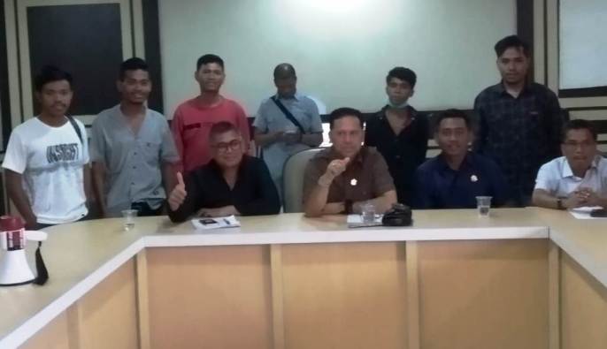 Massa Jaringan-AHLI hearing bersama Komisi III DPRD Sultra. (Foto: La Niati/SULTRAKINI.COM).