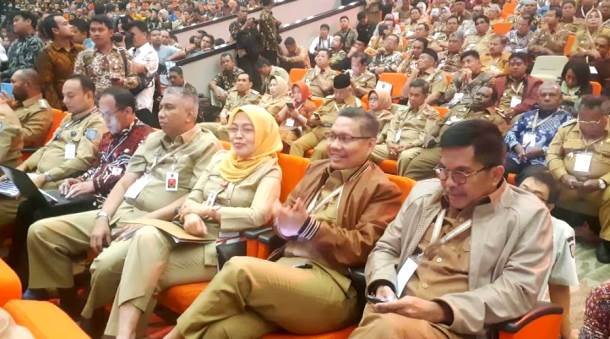 Wali Kota Kendari Sulkarnain Kadir (jaket kuning) saat menghadiri Rakornas di Bogor. (Foto: Istimewa)