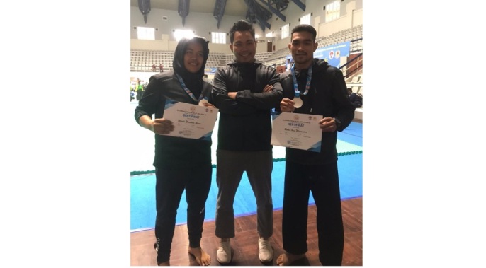 Riki Aris Munandar (kanan), Wiwik (kiri) dan Pelatih Adam Malik usai menerima medali. (Foto: Istimewa)