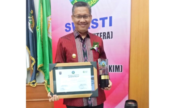 Wali Kota Kendari Sulkarnain Kadir menerima penghargaan Kota Sehat kategori Swasti Saba Wistara. (Foto: Istimewa)