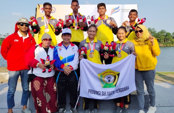 Foto bersama atlet dan pelatih usai menerima medali pada Popnas.(Foto: Istimewa)
