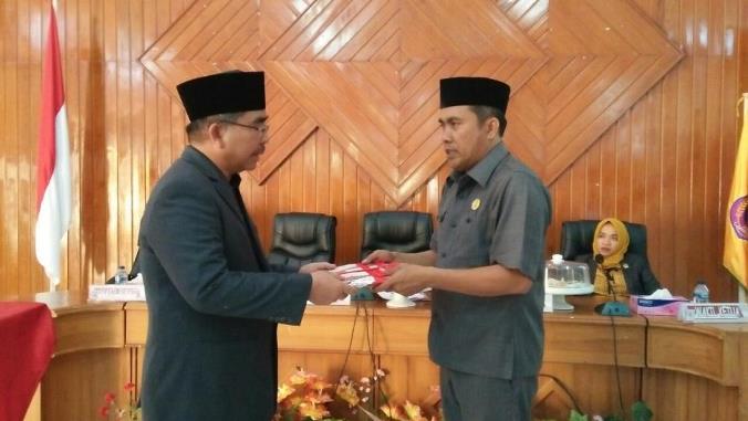 Penyerahan nota persetujuan RAPBD 2020 dari Ketua DPRD Butur Diwan kepada Bupati Butur Abu Hasan. (Foto: Ardian Saban/SULTRAKINI.COM)