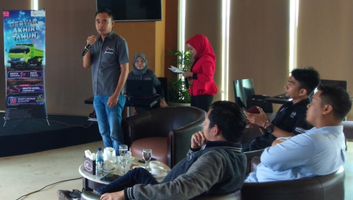 Kepala Cabang Hino Kendari, Sulaiman Albugis (berdiri tegap) diacara konferensi pers Kumala Group (Foto: Rohiyani/SULTRAKINI.COM)