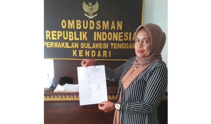 Wa Ode Hariani memasukkan laporannya ke Kantor Ombudsman Sultra, Kamis (28/11/2019). (Foto: Riswan/SULTRAKINI.COM)