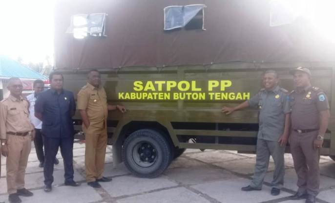 Bupati Buton Tengah, Samahuddin, saat menyerahkan bantuan mobil Dalmas kepada Satpol PP, Senin (4/11/2019). (Foto: Ali Tidar/SULTRAKINI.COM)