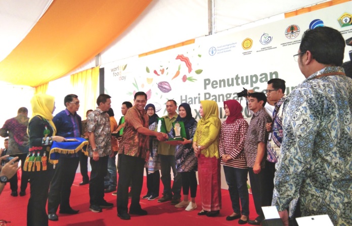 Direktur Perbenihan Hoktikultura Kementan, Sukarman bersama Ketua DPRD Sultra dan Pj Sekda Sultra memberikan hadiah kepada pemenang stand pada HPS ke-39, Selasa (5/11/2019). (Foto: La Niati/SULTRAKINI.COM)