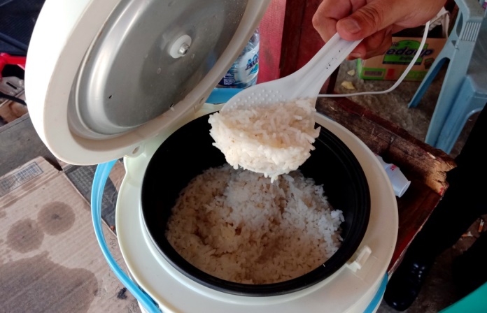 Kondisi beras yang dikeluhkan oleh masyarakat yang tidak layak konsumsi. Foto: Hasrul Tamrin/SULTRAKINI.COM)