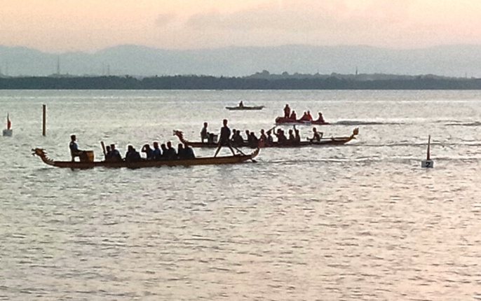 Suasana pertandingan Kejurda Dragon Boat di Teluk Kendari. (Foto: Muh Yusuf/SULTRAKINI.COM).