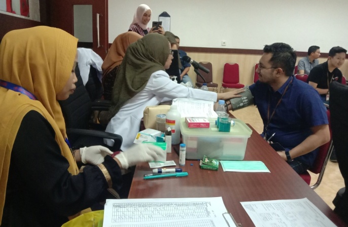 Suasana donor darah di Learning Center OJK Sultra, Jumat (8/11/2019) (Foto: Wa Rifin/SULTRAKINI.COM)