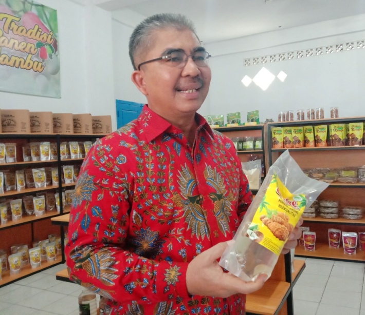 Bupati Butur, Abu Hasan, pamerkan produk minyak goreng kelapa asli khas Butur yang bisa jadi oleh-oleh di Toko Wakawondu (Foto: Hasrul Tamrin/SULTRAKINI.COM)