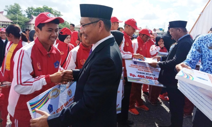 Wali Kota Kendari, Sulkarnain Kadir menyerahkan bonus secara simbolis kepada atlet berprestasi di Porprov 2018. (Foto: Muh Yusuf/SULTRAKINI.COM)