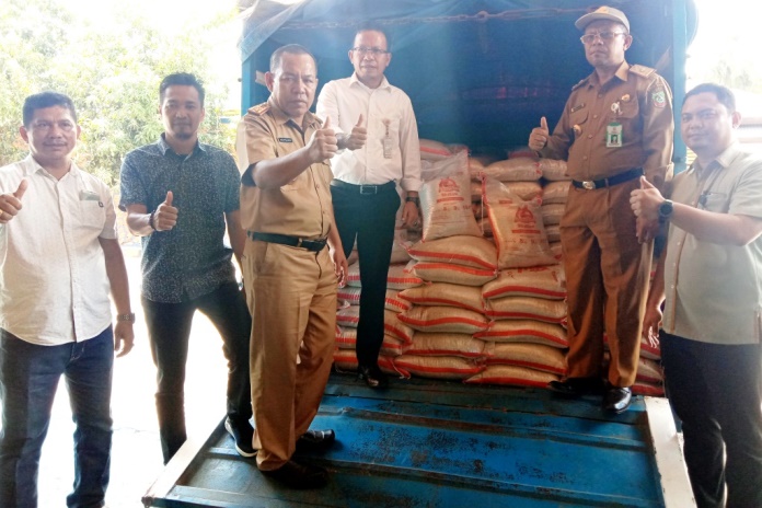 Pelepasan penyaluran beras bantuan pangan Non-Tunai di Gudang Bulog Sultra, Selasa (12/11/2019). (Foto: Wa Rifin/SULTRAKINI.COM)