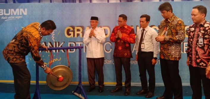 Launching bank BTN Syariah Cabang Kendari oleh Direktur bank BTN Dasuki Amsir (memukul gong) yang disaksikan oleh Gubernur Sultra Lukman Abunawas (Foto: Hasrul Tamrin/SULTRAKINI.COM)