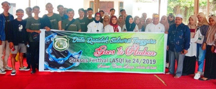 Kafilah duta qasidah Lasqi Sultra siap-siap berangkat menuju Kota Ambon ikut Festival Pemilihan Bintang Qasidah Nasional (Foto: Hasrul Tamrin/SULTRAKINI.COM)