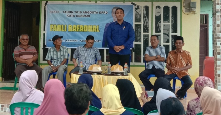 Fadli Bafadhal saat menerima aspirasi warga di Kelurahan Kemaraya Kendari (Foto: Hasrul Tamrin/SULTRAKINI.COM)