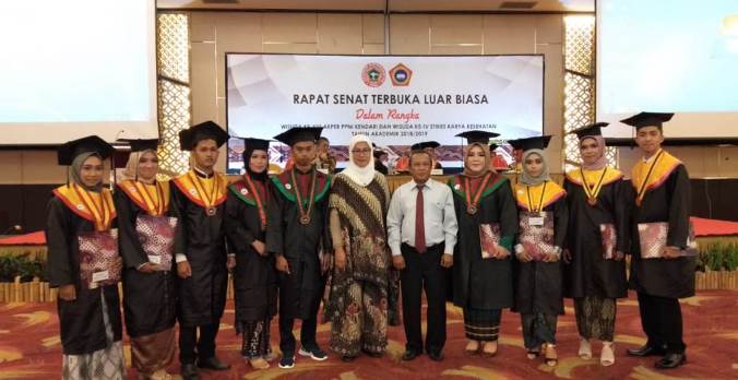 Foto bersama Ketua Yayasan Karya Kesehatan, STIKES Kendari Tuti Darmawati dengan lulusan terbaik Wisuda STIKES Ke 4 dan Wisuda AKPER PPNI Ke 16, Sabtu (30/11/2019). (Foto: Yan)