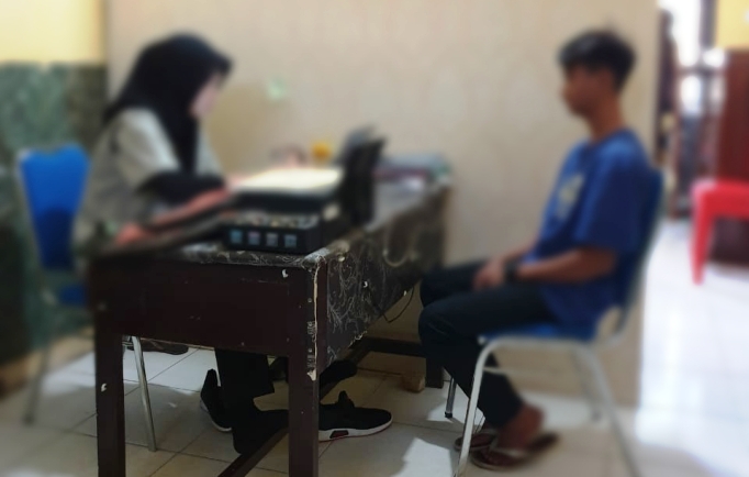 As (16), Pelaku pemerkosaan saat menjalani pemeriksaan di Polres Konsel. (Foto: Istimewa).