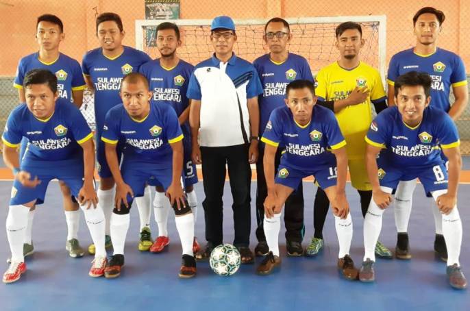 Ketua Kontingen Sultra, Syarifuddin Safaa bersama Tim Futsal Sultra. (Foto: Istimewa).