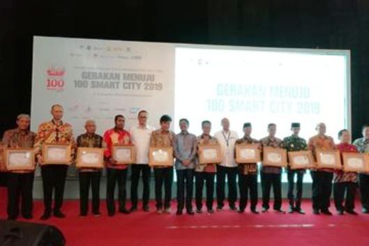 15 perwakilan kota/kabupaten yang menerima penghargaan oleh Kemkominfo. (Foto: Istimewa).