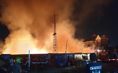 Suasana kebakaran di kawasan Jembatan Batu Baubau, Jumat (15 November 2019) dinihari. Foto: Ist.