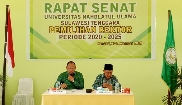 Rektor Unusra, Prof. Dr. H. Nasruddin Suyuti, M.Si (kanan) selaku Ketua Senat Unusra didampingi Sekretaris Senat Wahyu Prianto. Foto: Ist