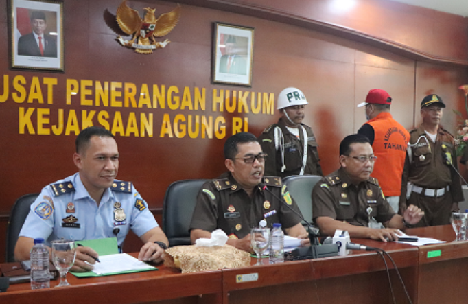 Kejaksaan jumpa pers usai penangkapan Atto Sakmiwata Sampetoding, Kamis (21 November 2019). (Foto: Kejaksaan RI)