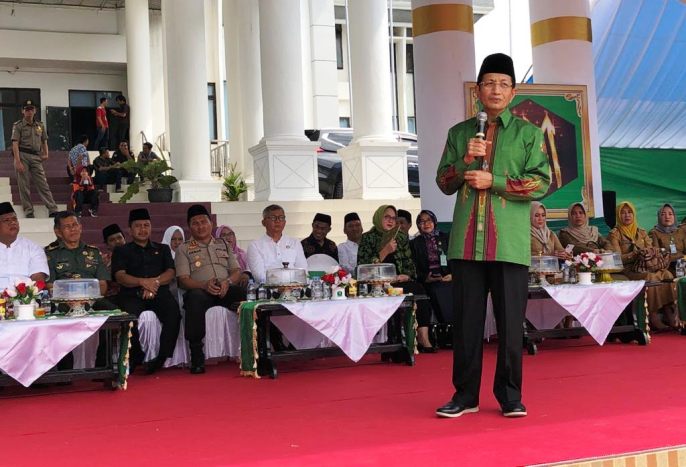 Prof.Dr.KH Nasaruddin Umar MA (depan, batik hijau) saat menyampaikan tausiyah hikmah Maulid Nabi Muhammad SAW 1441 H di pelataran Kantor Bupati Konawe, Selasa (10/12/2019). (Foto: Istimewa)