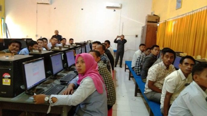 Suasana tes online 70 calon Panwascam di laboratorium komputer SMAN 1 Wangi-Wangi, Jumat (13/12/2019). (Foto: Istimewa).
