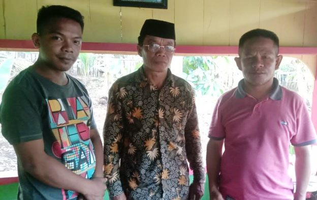 Kepala Desa Tangkumaho terpilih Laode Halio (tengah) bersama masyarakatnya. (Foto: Hasrul Tamrin/SULTRAKINI.COM)