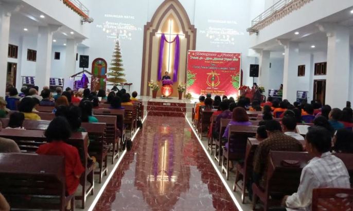 Suasana perayaan natal umat kristiani suku tolaki di Kota Kendari. (Foto: Hasrul Tamrin/SULTRAKINI.COM)