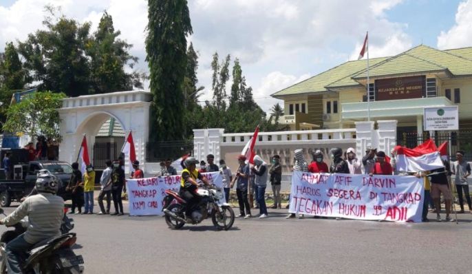 Massa aksi Keluarga Besar Ambon Sultra menggelar aksi di Kejaksaan Negeri Muna, Jumat (20/12/2019). (Foto: La Niati/SULTRAKINI.COM).