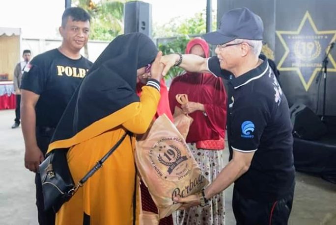 Wakil Gubernur Sultra, Lukman Abunawas menyerahkan bantuan dalam kegiatan sosial DTT-SMDE Polda Sultra. (Foto: Istimewah).