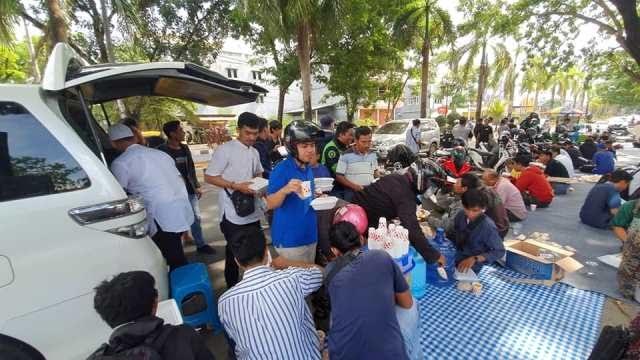 Komunitas Ayo Makan saat membagikan makanan gratis di Jalan Made Sabara, Jumat (13/12/2019). (Foto: Istimewa).