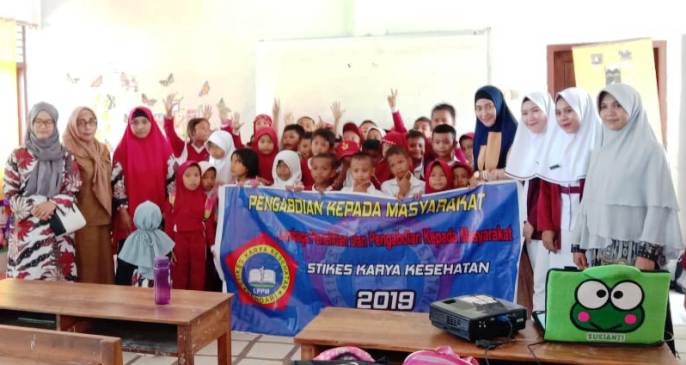 Sosialisasi Stikes Karya Kesehatan Kendari di SDN 51 Kendari, Senin (16/12/2019). (Foto: Wa Rifin/SULTRAKINI.COM)
