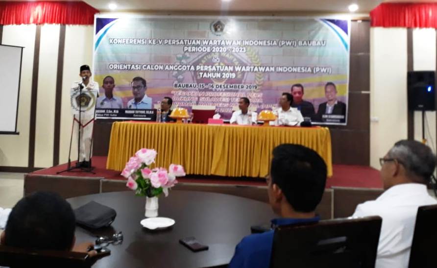 Wali Kota Baubau As Tamrin saat membuka Konferensi PWI ke-V Kota Baubau, Senin (16/12/2019). (Foto: Aisyah Welina/SULTRAKINI.COM).