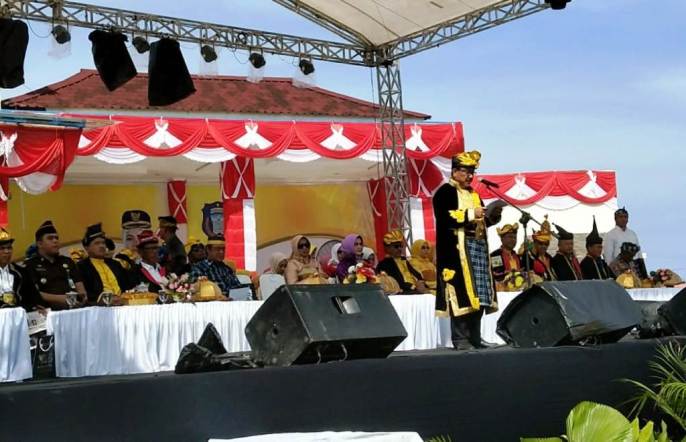 Bupati Wakatobi, H. Arhawi saat membacakan sambutan dalam upacara peringatan HUT Wakatobi ke-16. (Foto: Amran Mustar Ode/SULTRAKINI.COM)