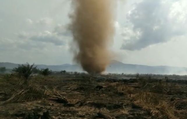 Potongan gambar video puting beliung di Desa Weamo, Kecamatan Tinondo, Kabupaten Koltim. (Foto: screenshot)