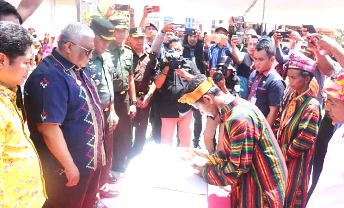 Penandatanganan deklarasi ikrar damai oleh masyarakat Desa Gunung Jaya dan Desa Sampuabalo, Kecamatan Siontapina, Kabupaten Buton di hadapan Gubernur Sultra, Ali Mazi. (Foto: Ist)