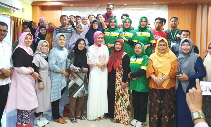 Kontingen Lasqi Sultra meraih peringkat empat disambut baik oleh Ibu Gubernur Provinsi Maluku (tengah gaun putih) usai penyelenggaraan Festival Kasidah di Ambon. (Foto: Ist)