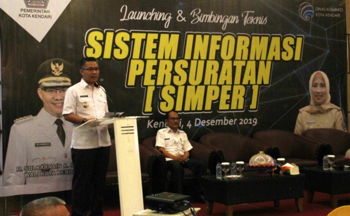 Wali Kota Kendari Sulkarnain Kadir saat meluncurkan sistem informasi persuratan (SIMPER), Rabu (4/12/2019) (Foto: Hasrul Tamrin/SULTRAKINI.COM)
