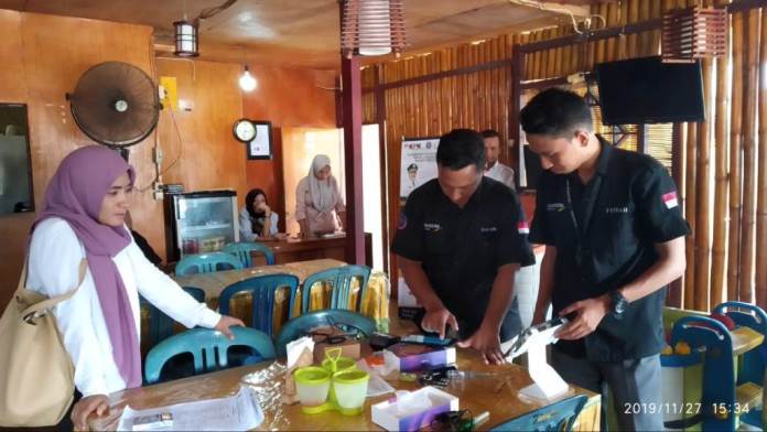 Pemasangan alat perekam pajak di salah satu rumah makan di Kabupaten Wakatobi, Sultra. (Foto: Ist)