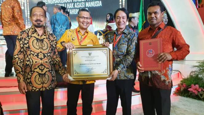 Wali Kota Kendari Sulkarnain Kadir saat menerima penghargaan Kota Peduli HAM dari Kemenkumhan (Foto: Istimewa)
