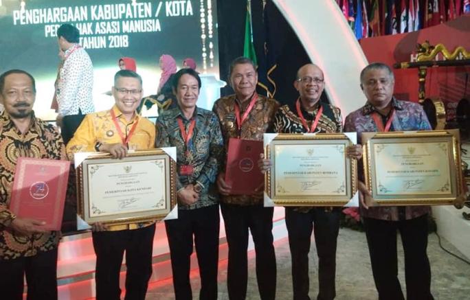 Bupati Konawe, Kery Saiful Konggosa (kanan) usai diberikan penghargaan berupa piagam sertifikat penghargaan peduli HAM pada Peringatan Hari HAM Sedunia ke-71 di Gedung Merdeka, Kota Bandung, Jawa Barat, Selasa (10/12/2019). (Foto: Istimewa)