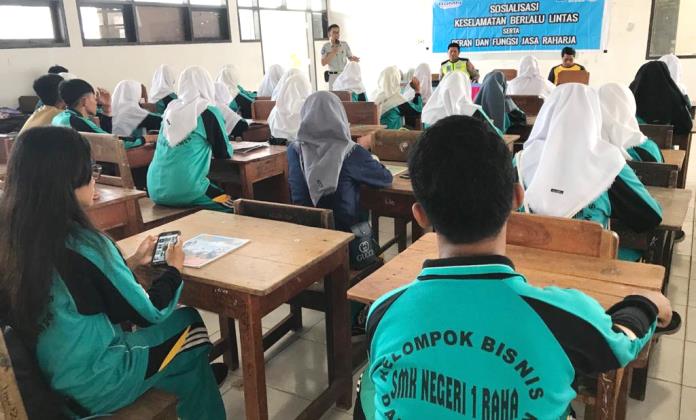 Sosialisasi menjaga keselamatan dalam berkendara, sekaligus memperkenalkan peran Jasa Raharja di SMKN 1 Raha. (Foto: Ist)