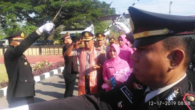 Upacara pedang pora mengiringi kedatangan AKBP Susilo Setiawan bersama Istri saat memasuki Mapolres Konawe, Selasa (17/12/2019). (Foto: Istimewa)