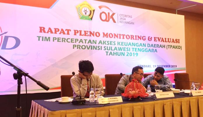 Kepala OJK Sultra, Mohammad Fredly Nasution (tengah), Kamis (19/12/2019). (Foto: Wa Rifin/SULTRAKINI.COM)