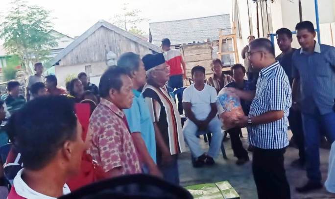 Bupati Butur, Abu Hasan, menyerahkan bantuan alat tangkap ikan kepada warga Desa Banua-Banua Jaya, Rabu (25/12/2019). (Foto: Istimewa).
