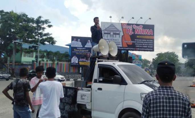 Aksi unjuk rasa LPH Sultra menolak pelantikan Bupati Buton Selatan Arusani. (Foto: Hasrul Tamrin/SULTRAKINI.COM).
